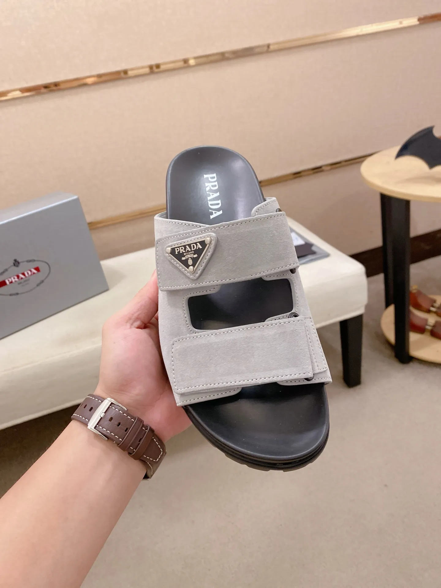 Men's shoes 💰: 440💰 [PRADA Slippers] High-end men's shoes brand official website 1:1 latest masterpiece: original mold opening and customization, the fabric is made of imported suede cowhide original material, upgraded outsole, lighter and non-slip. The market's top quality, simple yet tasteful, a must-have for fashionistas, fashionable at your feet, full of confidence, the same style at the counter 👍The season of summer slippers is here. Code: 38-45
